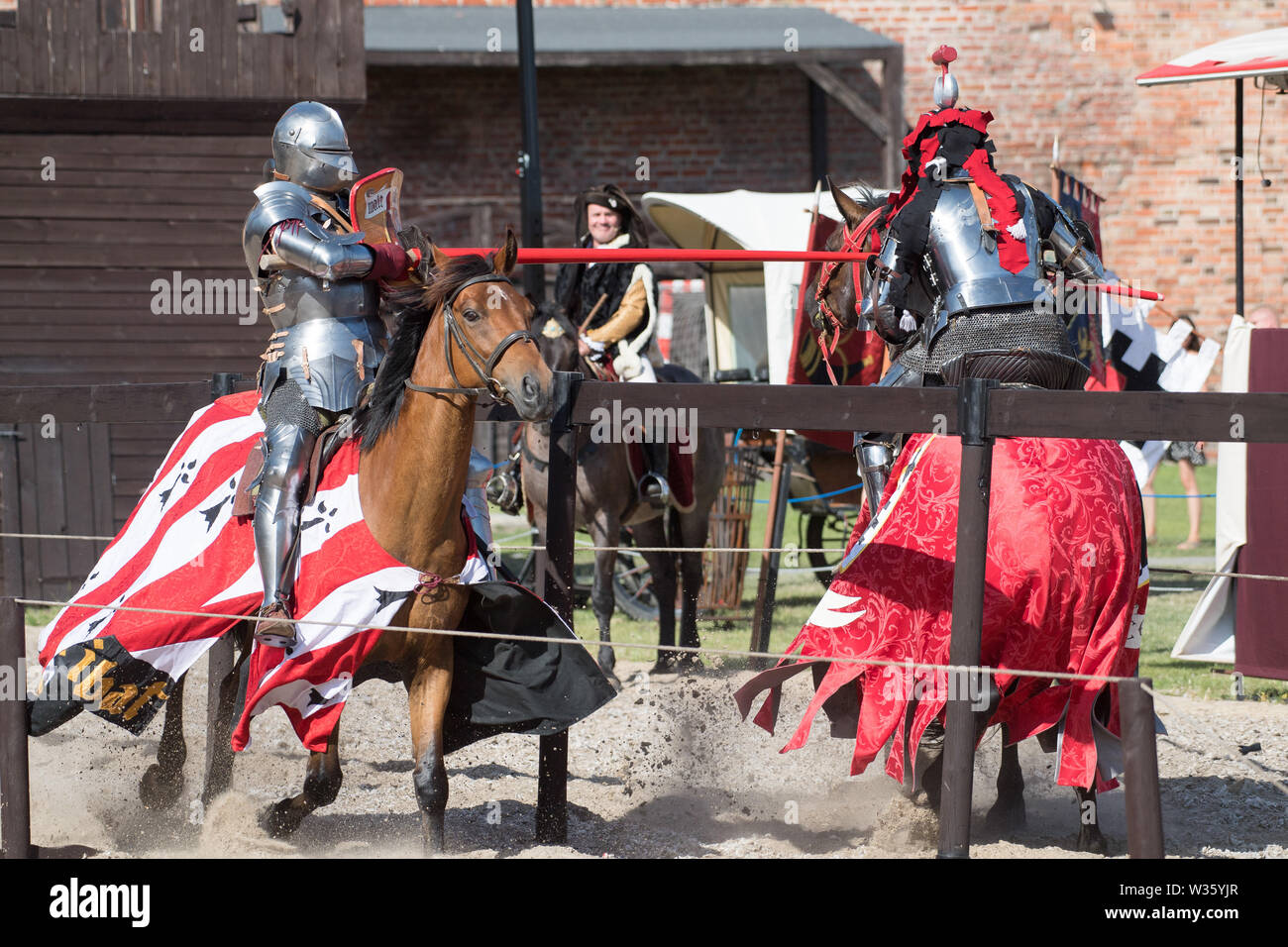 Ordine del Crescent knight Steve Mallett in giostre durante la XXVIII Miedzynarodowy Turniej Rycerski Krola Jana III (il Torneo del Re Giovanni I Foto Stock