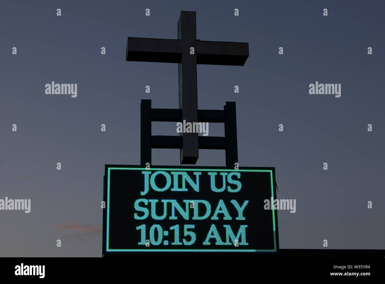 Motivazionale messaggio religioso su un cartello luminoso Foto Stock