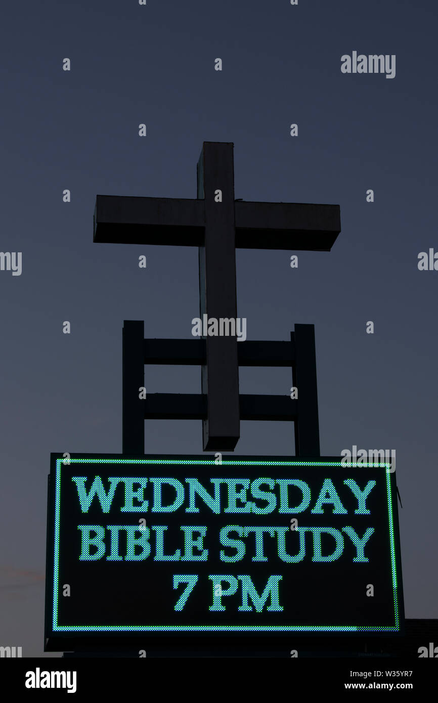 Motivazionale messaggio religioso su un cartello luminoso Foto Stock