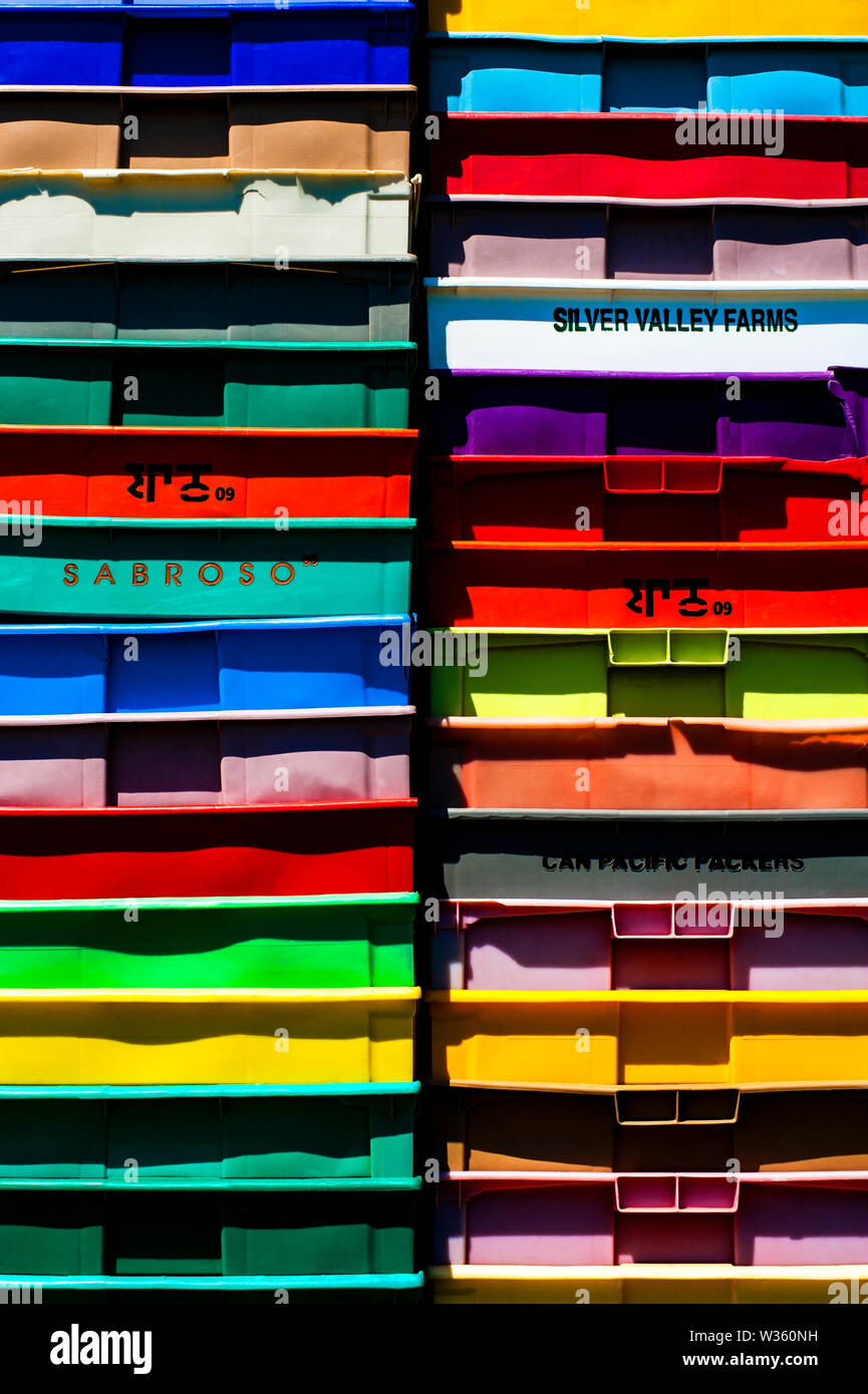 Pila multicolore di cassette in plastica. Foto Stock