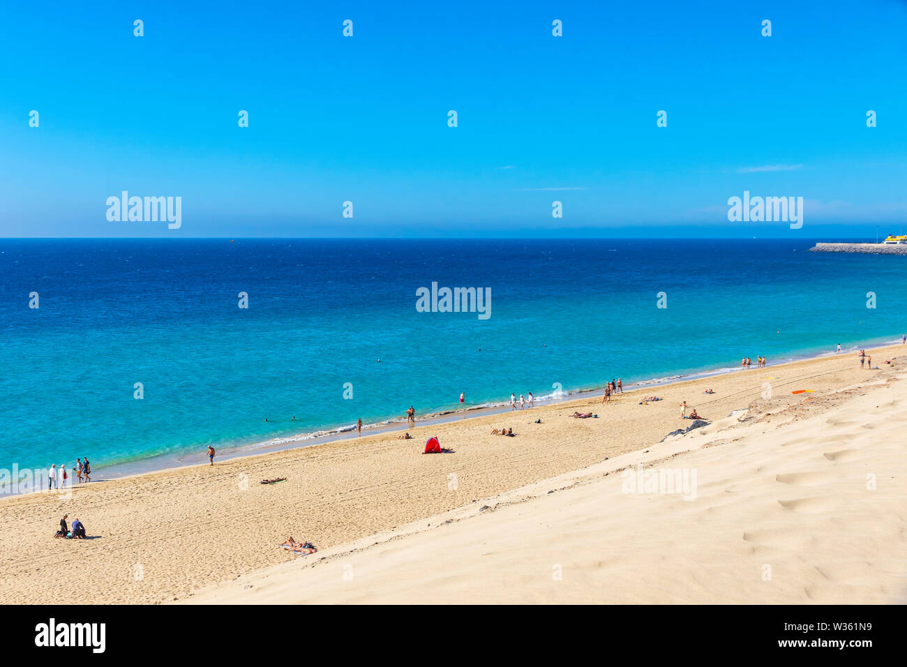 Spiaggia di Morro del Jable città (Morro Jable spiaggia) sull isola di Fuerteventura, Isole Canarie, Spagna. Uno dei migliori spiaggia delle Canarie. Ammenda giallo s Foto Stock