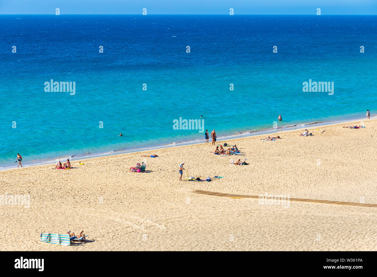 Spiaggia di Morro del Jable città (Morro Jable spiaggia) sull isola di Fuerteventura, Isole Canarie, Spagna. Uno dei migliori spiaggia delle Canarie. Ammenda giallo s Foto Stock