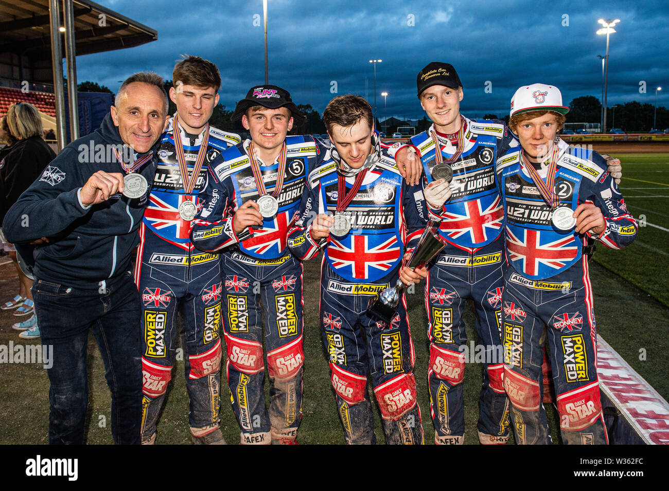 Manchester, Regno Unito. 12 Luglio, 2019. MANCHESTER, REGNO UNITO XIII luglio il Team GB con le loro medaglie d argento durante il Team FIM Speedway U-21 nel campionato del mondo a livello nazionale Speedway Stadium e Manchester il sabato 13 luglio 2019 (credito: Ian Charles | MI News) Credito: MI News & Sport /Alamy Live News Foto Stock