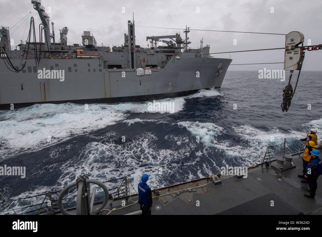 190703-N-RH019-0014 sul Mare del Sud della Cina (Luglio 3, 2019) di carichi secchi e munizioni nave USNS Ameilia Earheart (T-AKE6) conduce a una ricostituzione in mare con il Arleigh Burke-class guidato-missile destroyer USS Momsen (DDG 92). Momsen è distribuito negli Stati Uniti 7 flotta area di operazioni a sostegno della sicurezza e della stabilità nella regione Indo-pacifico (U.S. Foto di Marina di Massa lo specialista di comunicazione 2a classe Sean Rinner/rilasciato) Foto Stock