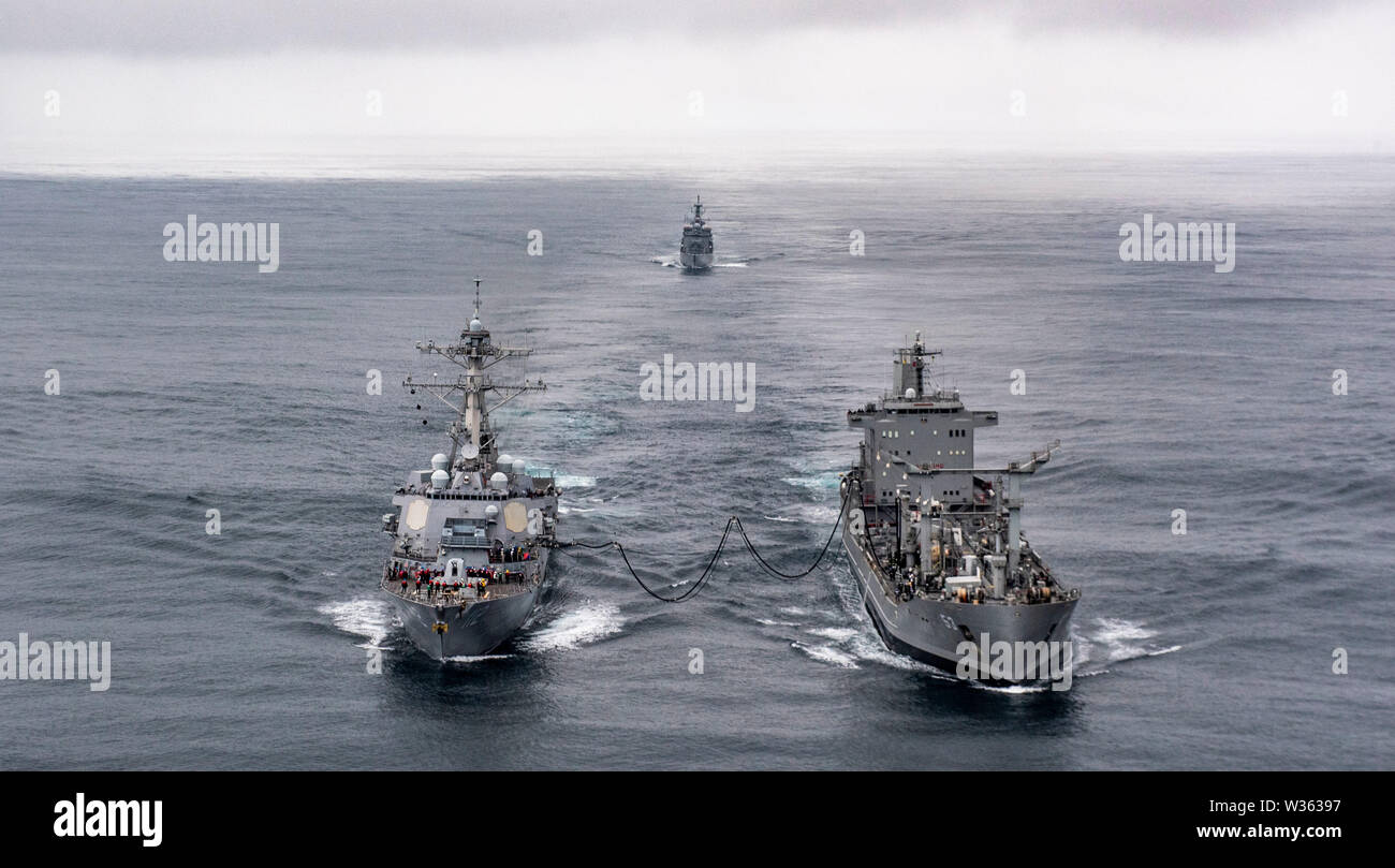 190711-N-NU281-1723 Oceano Pacifico del sud (11 luglio 2019) Il Arleigh Burke-class guidato-missile destroyer USS Michael Murphy (DDG 112), a sinistra, vele a fianco cileno nave rifornimento CNS Araucano (AO-53) durante un rifornimento in mare come parte di esercitare il lavoro di squadra Sud 2019. Il lavoro di squadra Sud è una biennale navali cileno di esercizio che si concentra sulla conduzione di scenari di addestramento in intermedio e avanzato anti-superficie e anti-guerra sottomarina operazioni. (U.S. Foto di Marina di Massa lo specialista di comunicazione 2a classe Justin R. Pacheco) Foto Stock