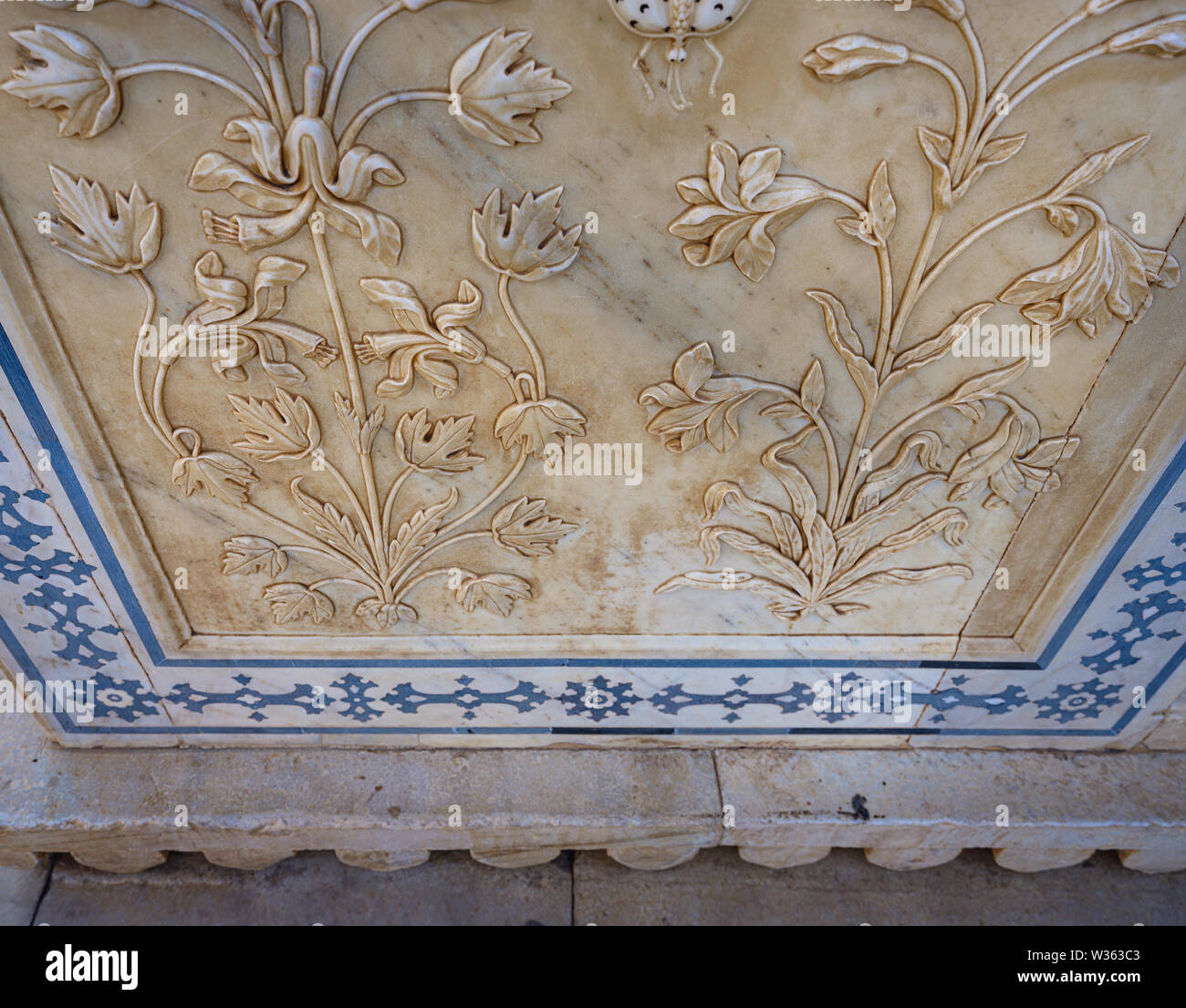 JAIPUR, INDIA - CIRCA NOVEMBRE 2018: Dettaglio di carverd pareti di marmo di Amber Fort. Jaipur è la capitale e la città più grande dello stato indiano Foto Stock
