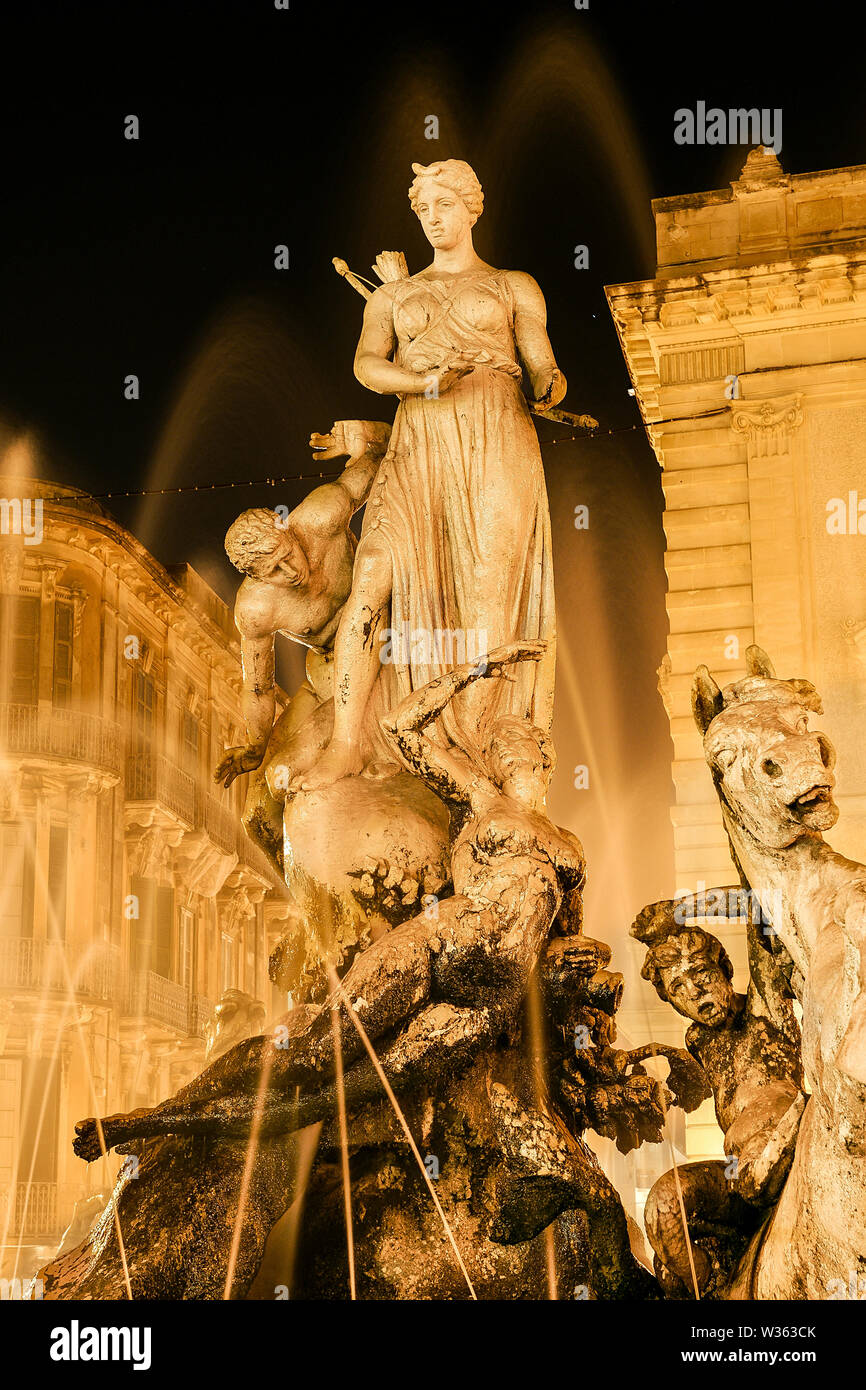 La Fontana di Diana in Piazza Archimede a Siracusa, in Sicilia - Italia. Foto Stock