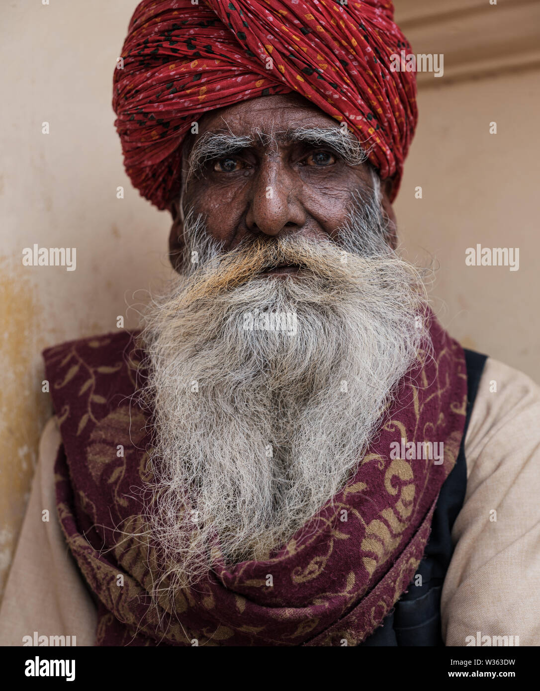 JAIPUR, INDIA - CIRCA NOVEMBRE 2018: Indiano uomo con vestiti tipici del Rajasthan a Jaipur. Jaipur è la capitale e la città più grande dell'Indiano Foto Stock
