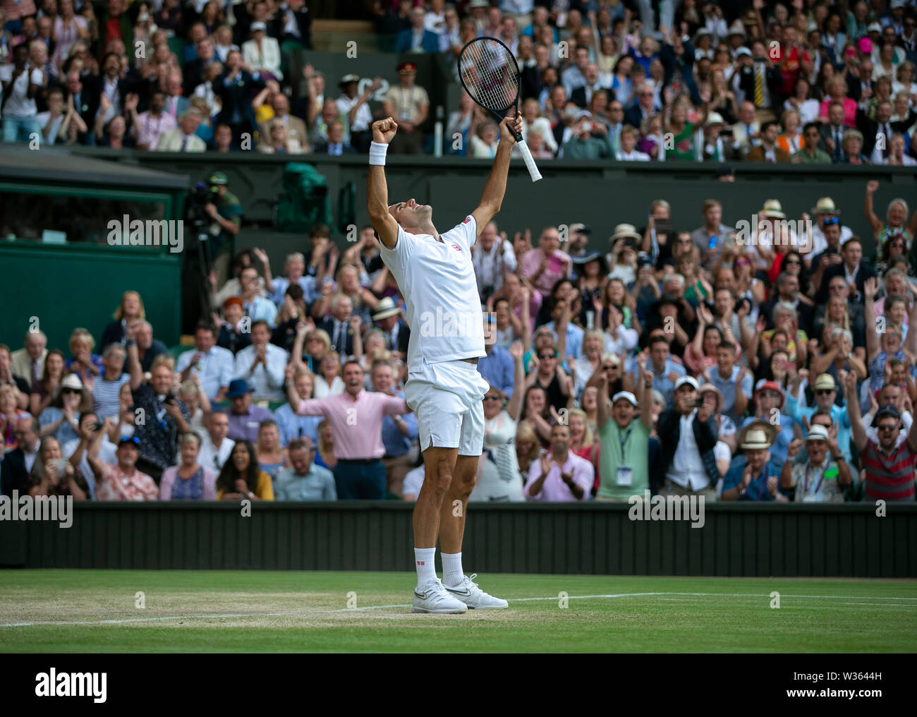 Londra, Regno Unito. 12 Luglio, 2019. Roger Federer celebra la vittoria dopo uomini singoli semi-match finale tra Roger Federer e Rafael Nadal di Spagna al 2019 Wimbledon Tennis Championships di Londra, Regno Unito, il 12 luglio 2019. Roger Federer ha vinto 3-1. Credito: Han Yan/Xinhua/Alamy Live News Foto Stock