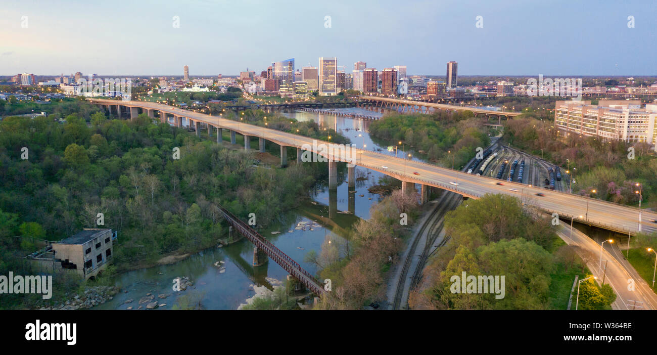 La James River è lenta e regolare su questa mattina in ed intorno a Richmond Virginia Foto Stock