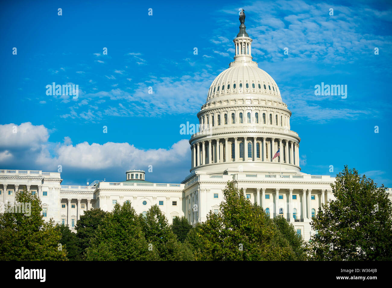 Scenic blue sky vista della cupola della US Capitol Building in bright sole del pomeriggio a Washington DC, Stati Uniti d'America Foto Stock