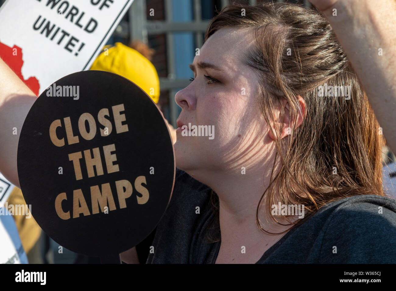 Detroit, Michigan STATI UNITI D'America - 12 Luglio 2019 - persone arrabbiato per la separazione delle famiglie immigrate e la detenzione dei rifugiati e i bambini piccoli rallie Foto Stock