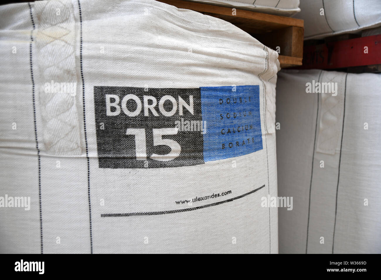 CHRISTCHURCH, Nuova Zelanda, dicembre 12, 2018: un metro cubo borsa di bulk concime di boro attende la spedizione in una fabbrica. Foto Stock