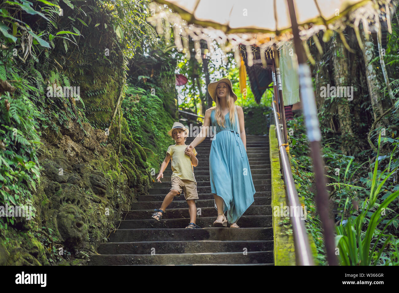 Madre e figlio di turisti in Bali, Indonesia. Viaggiare con i bambini del concetto. Cosa fare con i bambini. Child Friendly place Foto Stock