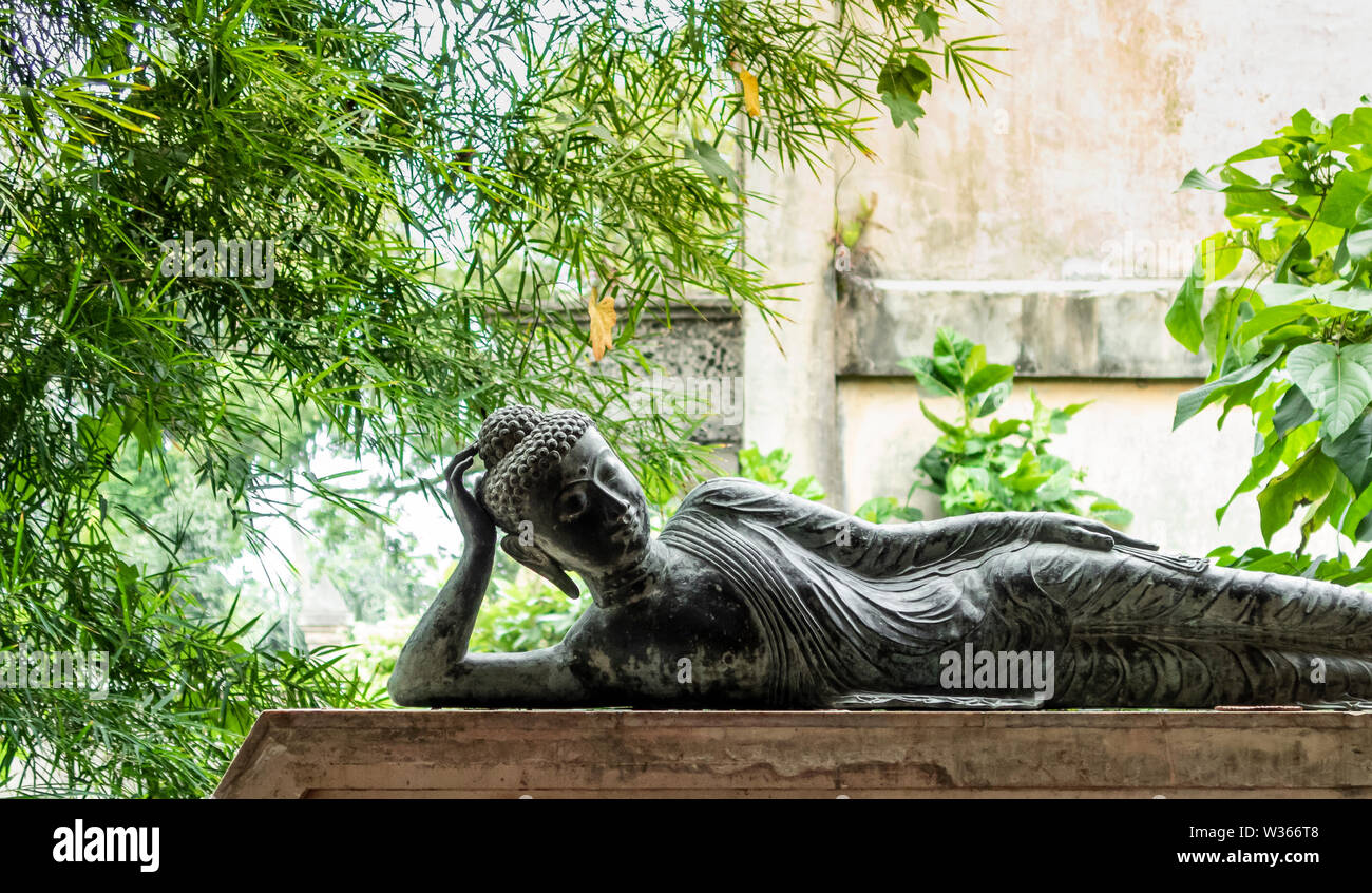 Statua tradizionale di un Buddah sdraiato in pietra a Bali Foto Stock
