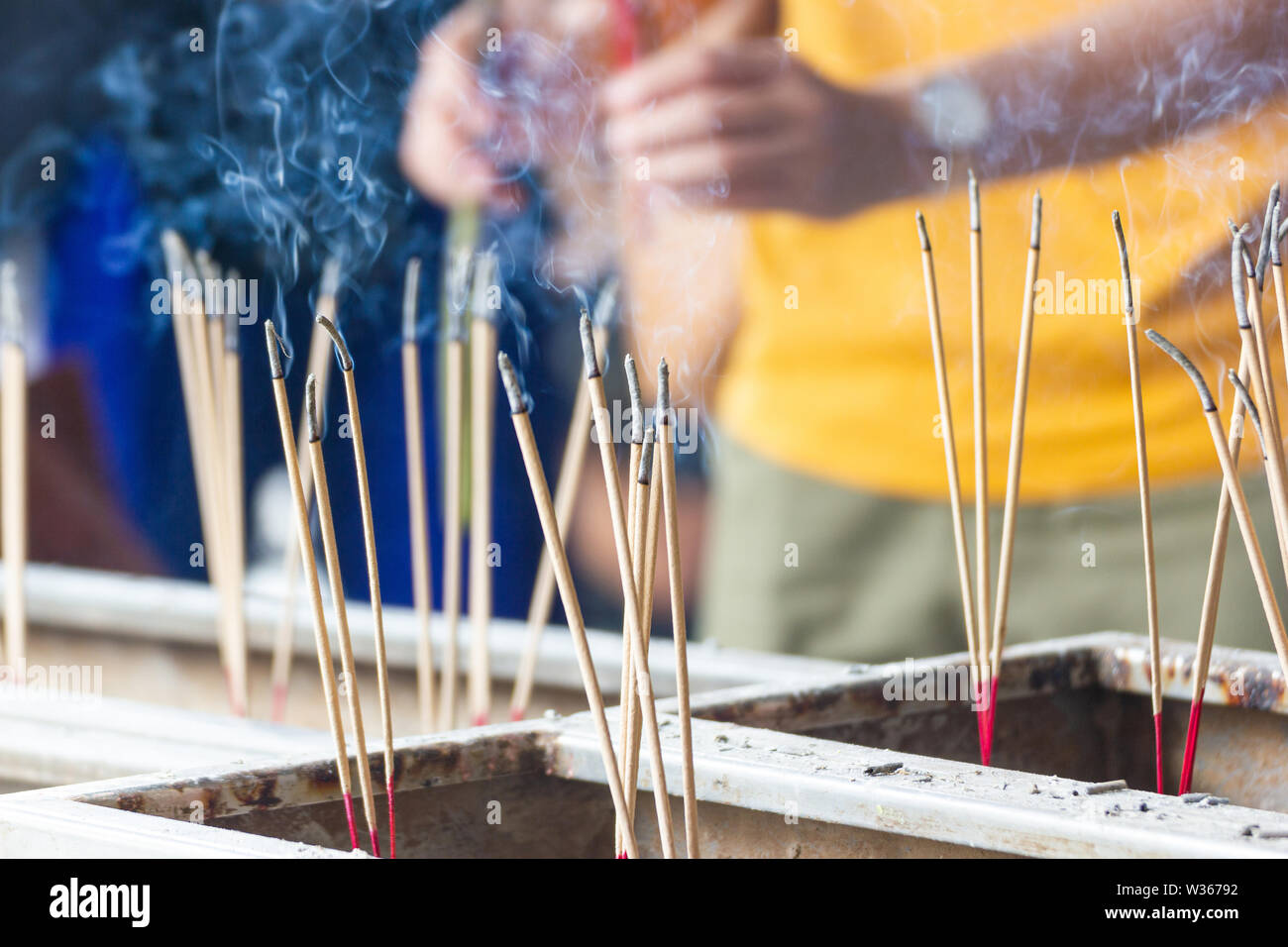 Uso di incenso per il culto e per le cose sacre, secondo antiche credenze Foto Stock
