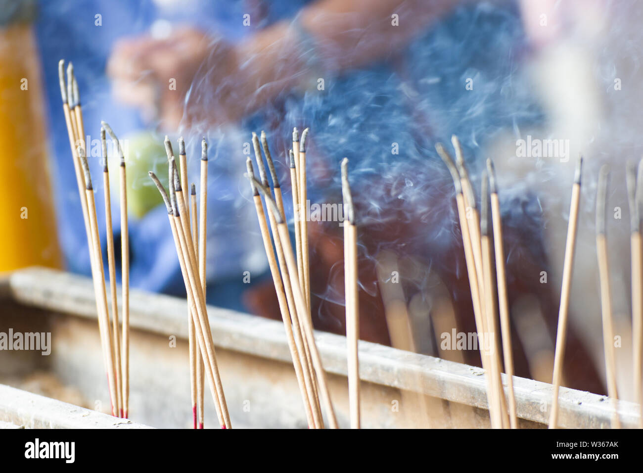 Uso di incenso per il culto e per le cose sacre, secondo antiche credenze Foto Stock