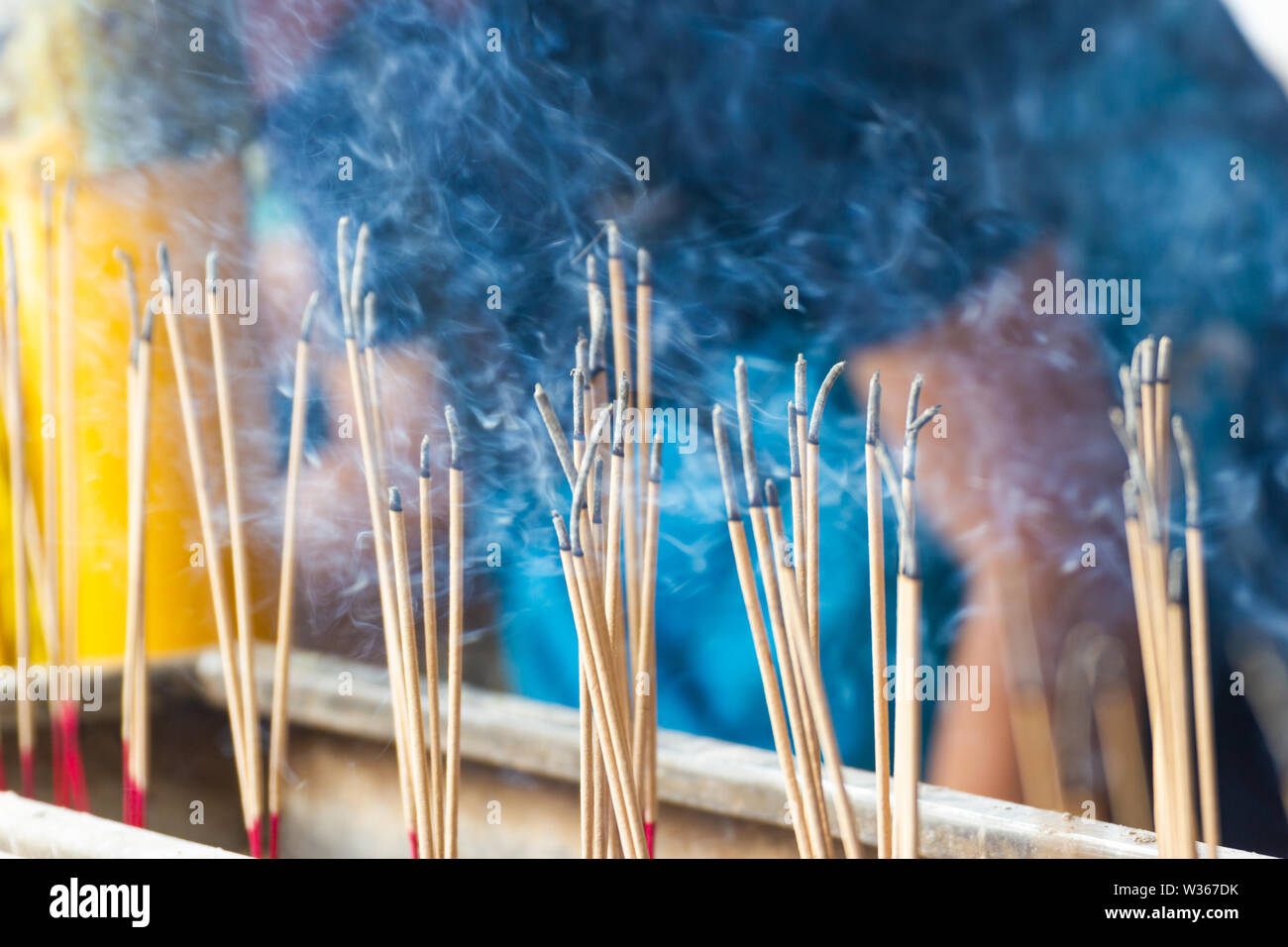 Uso di incenso per il culto e per le cose sacre, secondo antiche credenze Foto Stock
