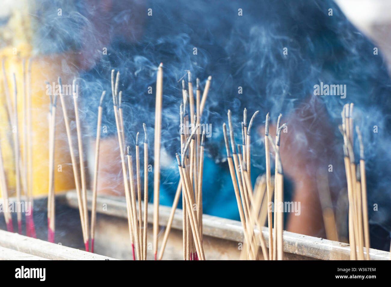 Uso di incenso per il culto e per le cose sacre, secondo antiche credenze Foto Stock