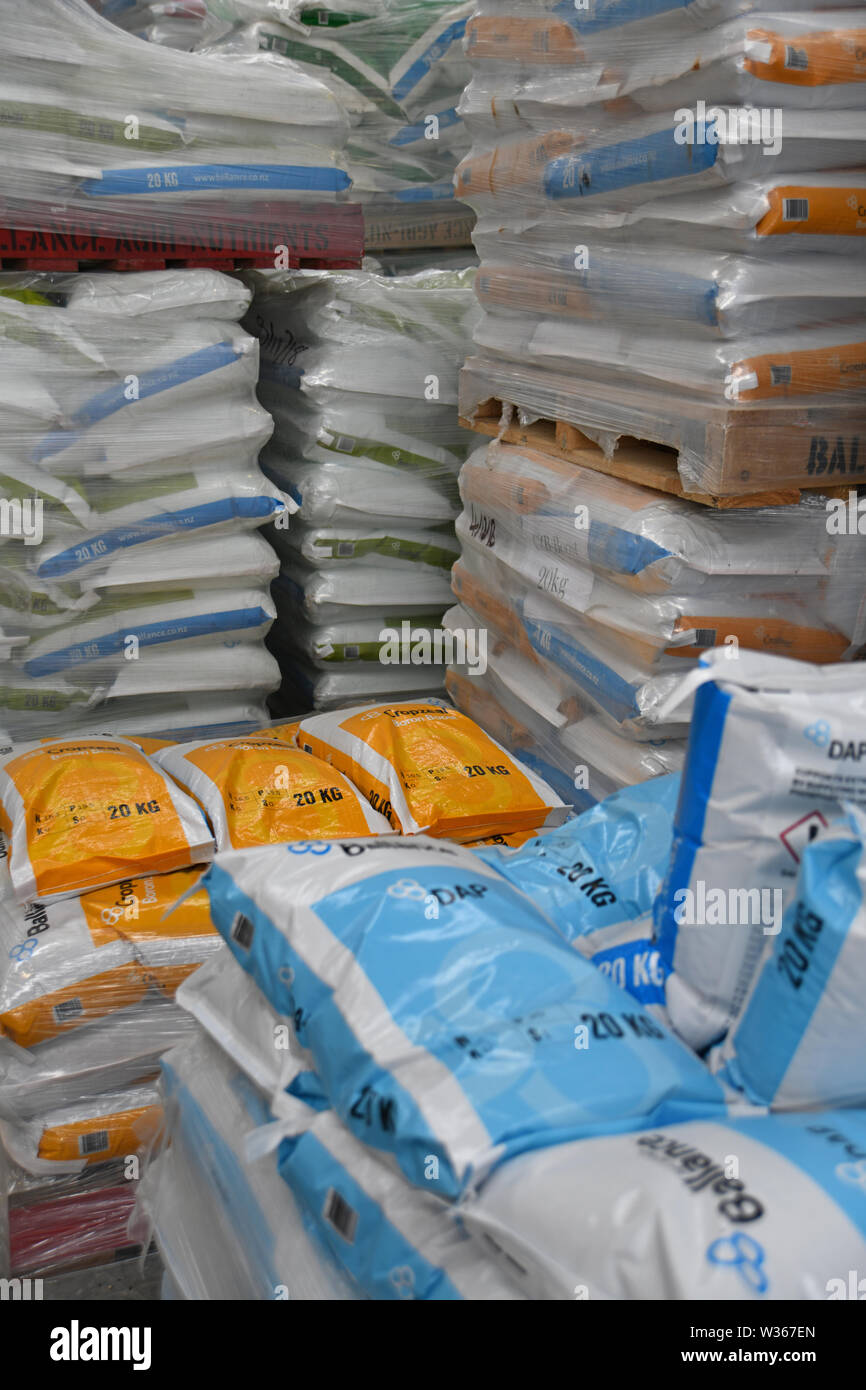 CHRISTCHURCH, Nuova Zelanda, dicembre 12, 2018: diversi 20 sacchi da kg di concime attendono la spedizione in una fabbrica. Foto Stock