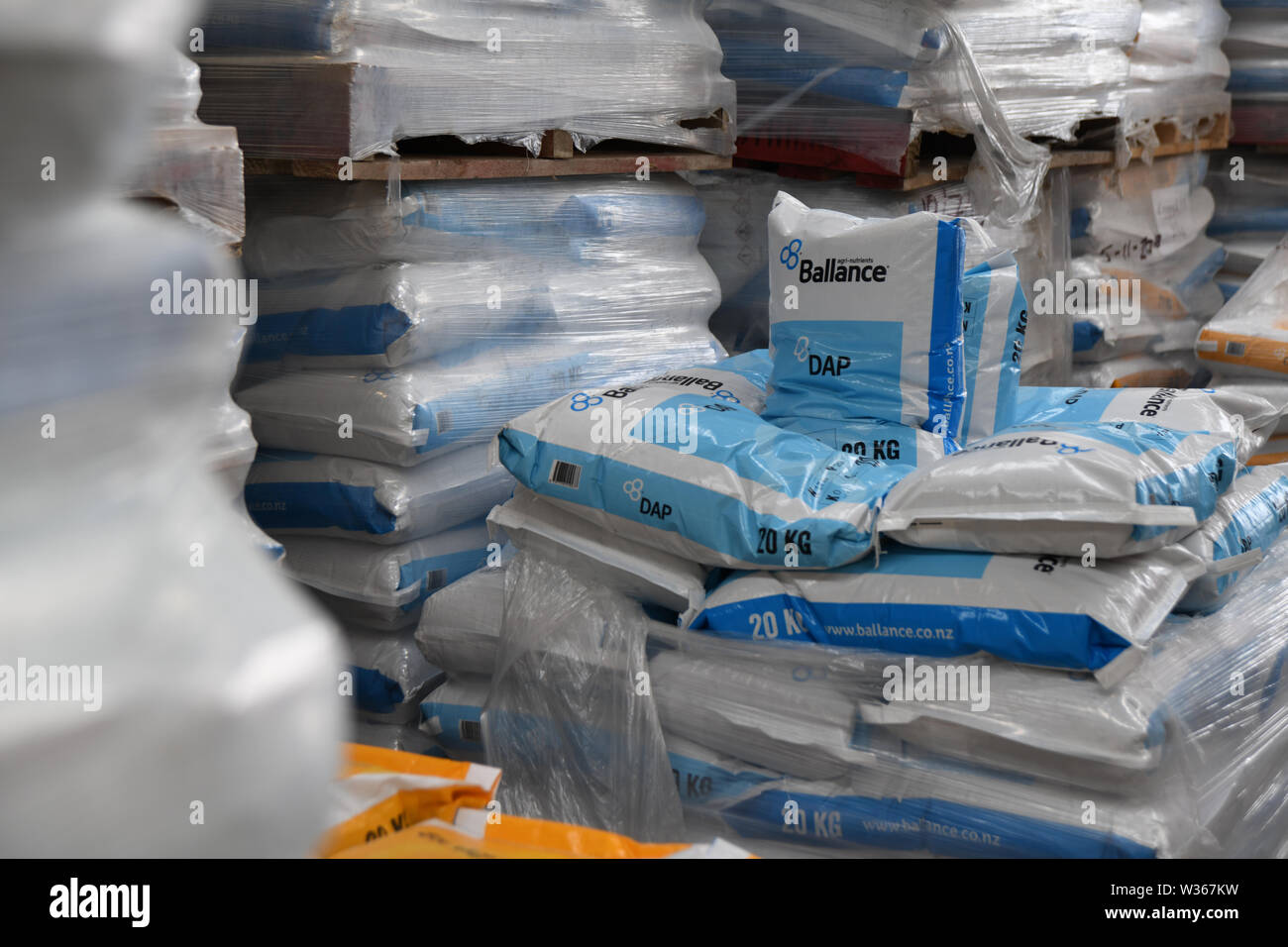 CHRISTCHURCH, Nuova Zelanda, dicembre 12, 2018: diversi 20 sacchi da kg di concime attendono la spedizione in una fabbrica. Foto Stock