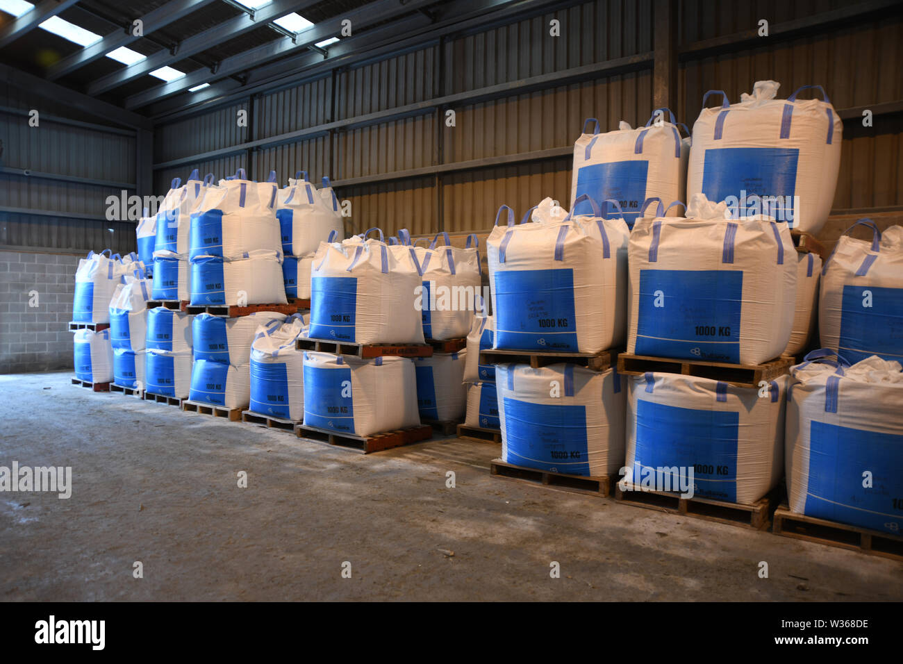 CHRISTCHURCH, Nuova Zelanda, dicembre 12, 2018: diversi metri cubi sacchi di concime bulk attendono la spedizione in una fabbrica. Foto Stock