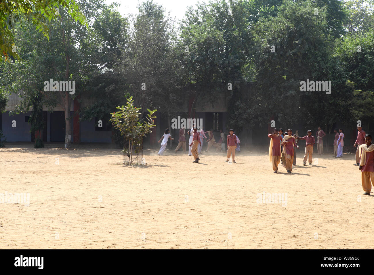 La scuola dei bambini in schoolyard Foto Stock