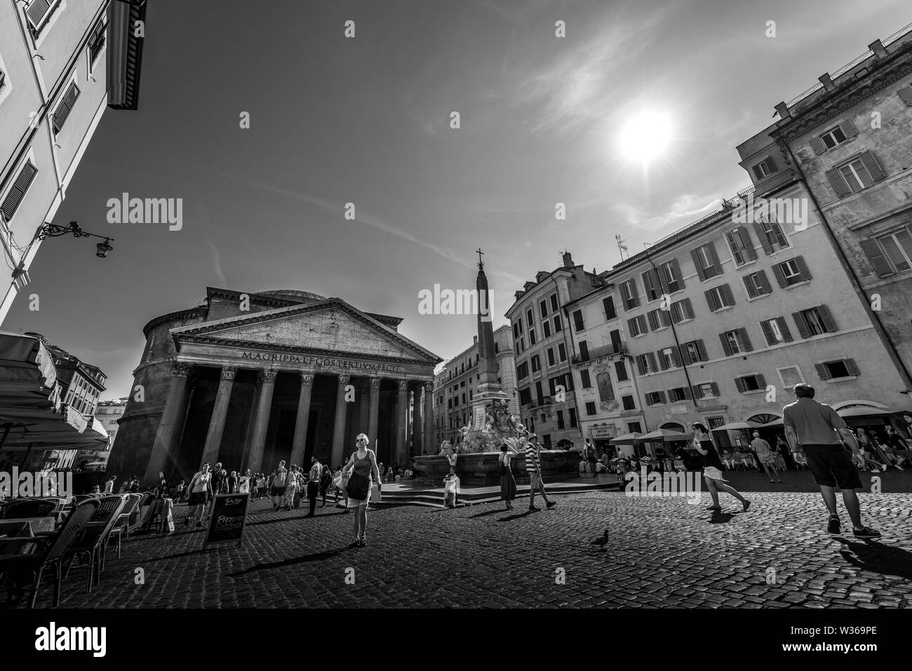 Questa foto è su persone e luoghi, è circa i turisti, circa i viaggiatori di tutto il mondo, circa la bellezza dei giorni, circa la mia gratitudine, circa bu Foto Stock