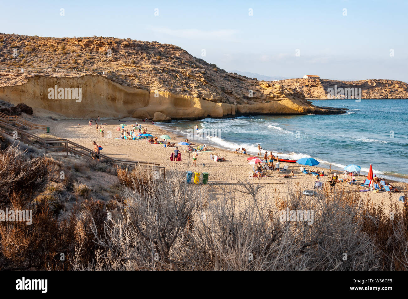 Aguilas, parco marino protetto dei quattro baie, sul mare mediterraneo di Murcia, una destinazione turistica in Spagna: Cala Cerrada. Playa la Carolina. Foto Stock