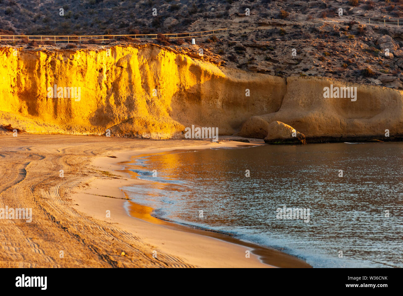 Aguilas, parco marino protetto dei quattro baie, sul mare mediterraneo di Murcia, una destinazione turistica in Spagna: Cala Cerrada. Playa la Carolina. Foto Stock