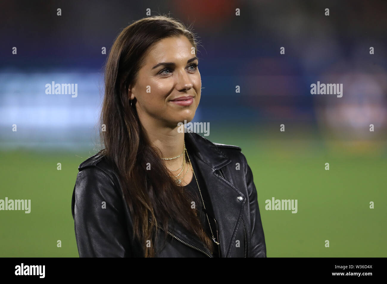 Los Angeles, CA, Stati Uniti d'America. 12 Luglio, 2019. Noi donne di calcio del grande Alex Morgan è in primo piano durante la metà del tempo dopo le donne squadra recentemente ha vinto la Coppa del Mondo donne in Francia durante il gioco tra il San Jose Quakes e la galassia di Los Angeles a dignità Salute Sport Park a Los Angeles, CA, Stati Uniti d'America. (Foto di Peter Joneleit) Credito: csm/Alamy Live News Foto Stock