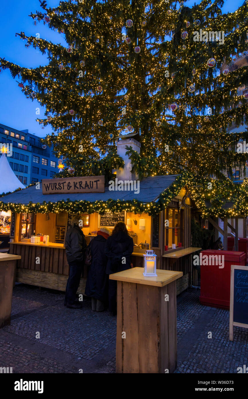 " Inverno Magico al Gendarmenmarkt', mercatino di Natale in piazza Gendarmenmarkt, il teatro Schauspielhaus, Cattedrale francese, crepuscolo, Berlino, Germania, Euro Foto Stock
