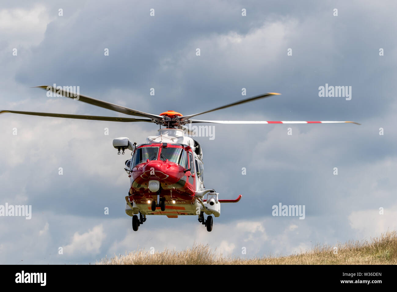 Beachy Head,EAST SUSSEX REGNO UNITO, 12 lug 2019,Guardia Costiera, polizia e RNLI recuperare un corpo dalla base di queste alte sud costa scogliere: credito. Alan Fraser Foto Stock