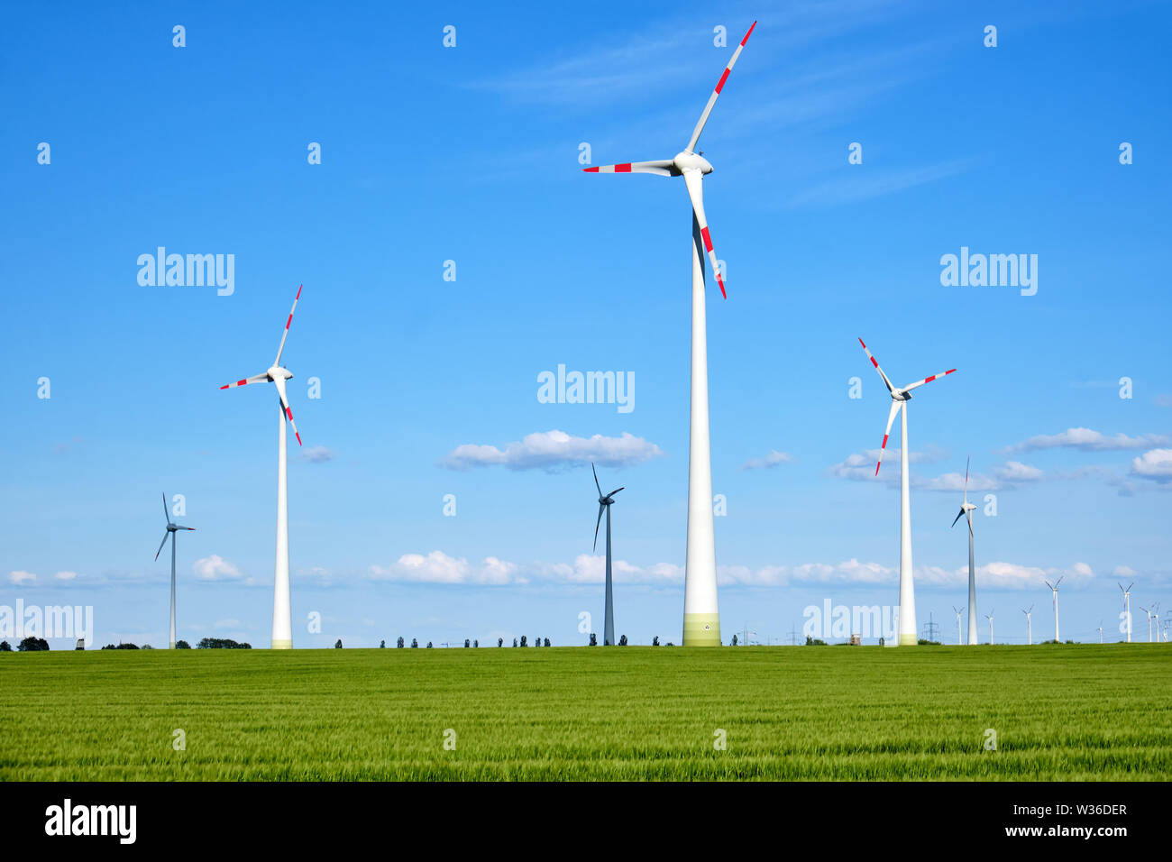 Le turbine eoliche in un campo agricolo visto in Germania Foto Stock
