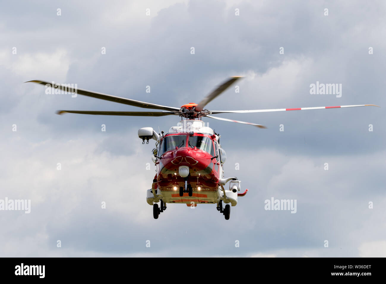 Beachy Head,EAST SUSSEX REGNO UNITO, 12 lug 2019,Guardia Costiera, polizia e RNLI recuperare un corpo dalla base di queste alte sud costa scogliere: credito. Alan Fraser Foto Stock