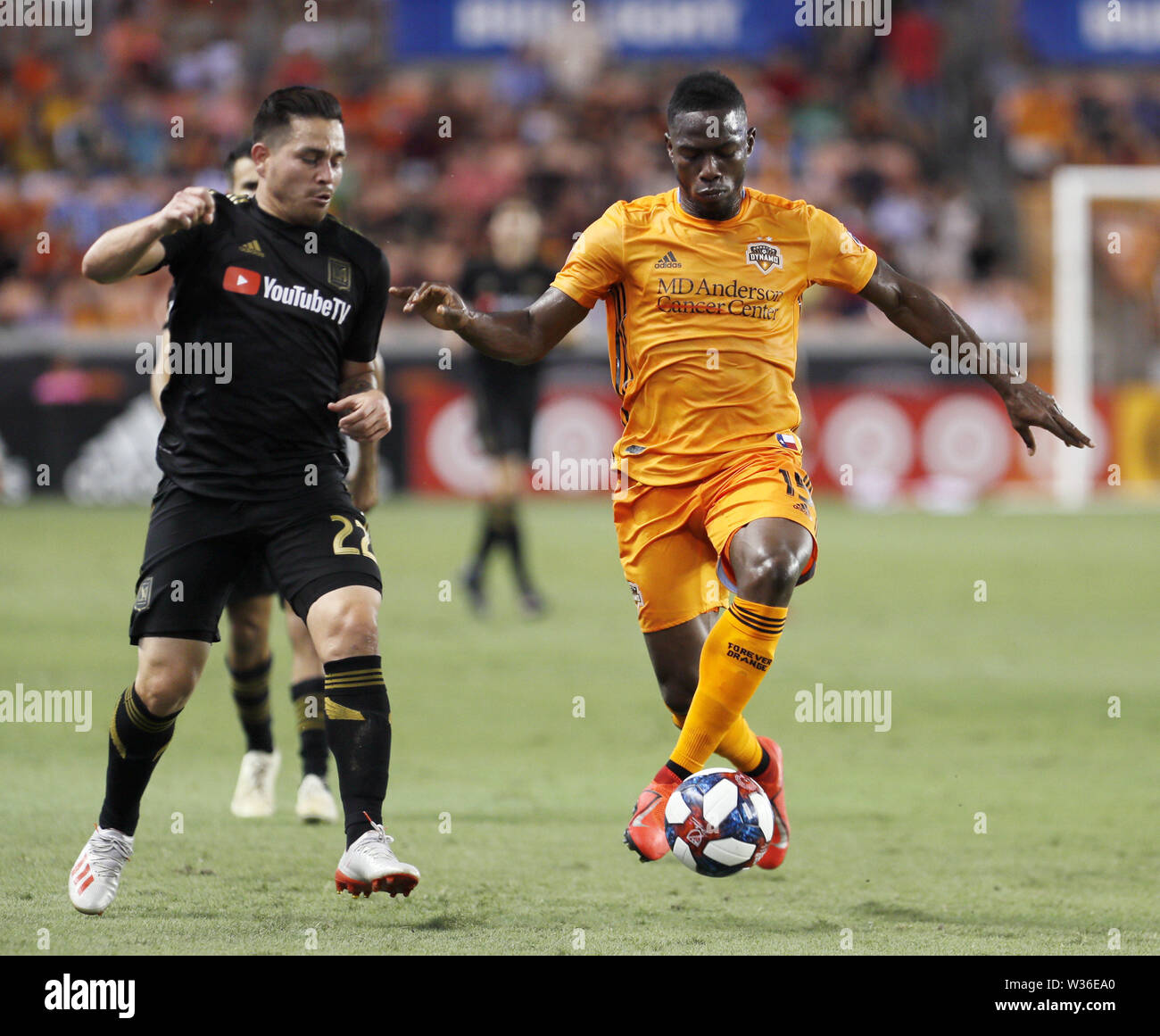 Houston, Stati Uniti d'America. 12 Luglio, 2019. La dinamo Maynor Figueroa (R) il sistema VIES con Los Angeles Football Club di Rodolfo Zelaya durante il 2019 Major League Soccer (MLS) match tra Houston Dynamo e Los Angeles Football Club di Houston il 12 luglio 2019. Los Angeles FC ha vinto 3-1. Credito: Steven Song/Xinhua/Alamy Live News Foto Stock