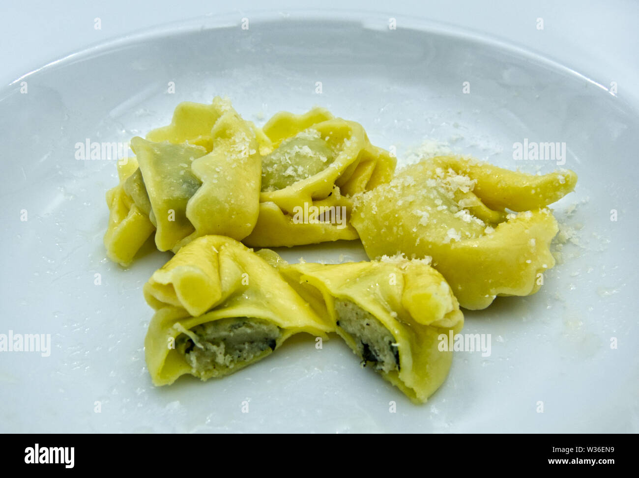 Ravioli con ricotta e spinaci sul piatto bianco Foto Stock