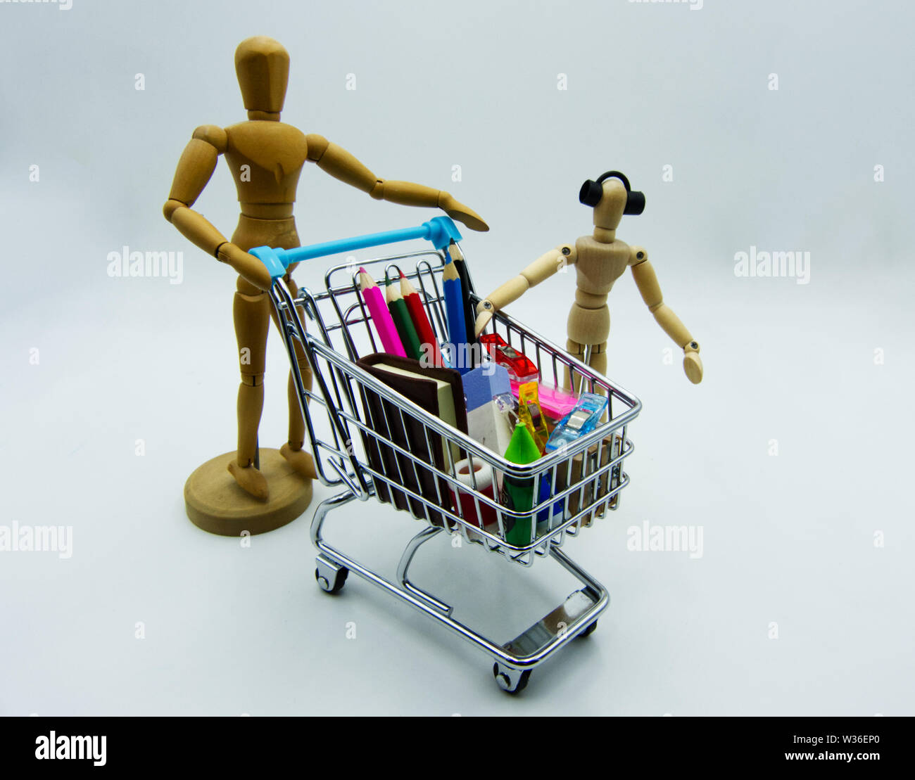 Scuola di diversi materiali di consumo di un carrello per supermercati. Si torna a scuola concept Foto Stock