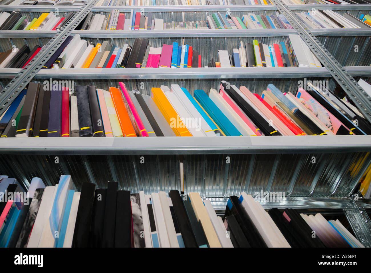 Ampia selezione di libri in biblioteca pubblica. Ricerca, cercando informazioni, la preparazione per gli esami di concetto Foto Stock