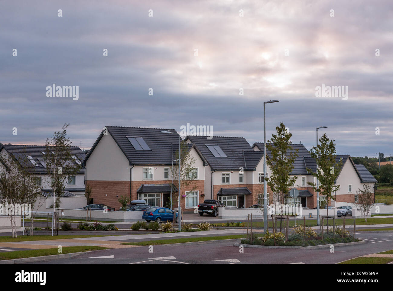 Carrigaline, Cork, Irlanda. 13 Luglio, 2019. Una sezione della prima fase di sviluppo di nuove case che è ora completato e abitato dai nuovi proprietari al Janeville, Carrigaline, Co. Cork, Irlanda. Situato sul lato di sughero di Carrigaline, questi sono parte di 800 unità abitative attualmente in costruzione. Credito: David Creedon/Alamy Live News Foto Stock