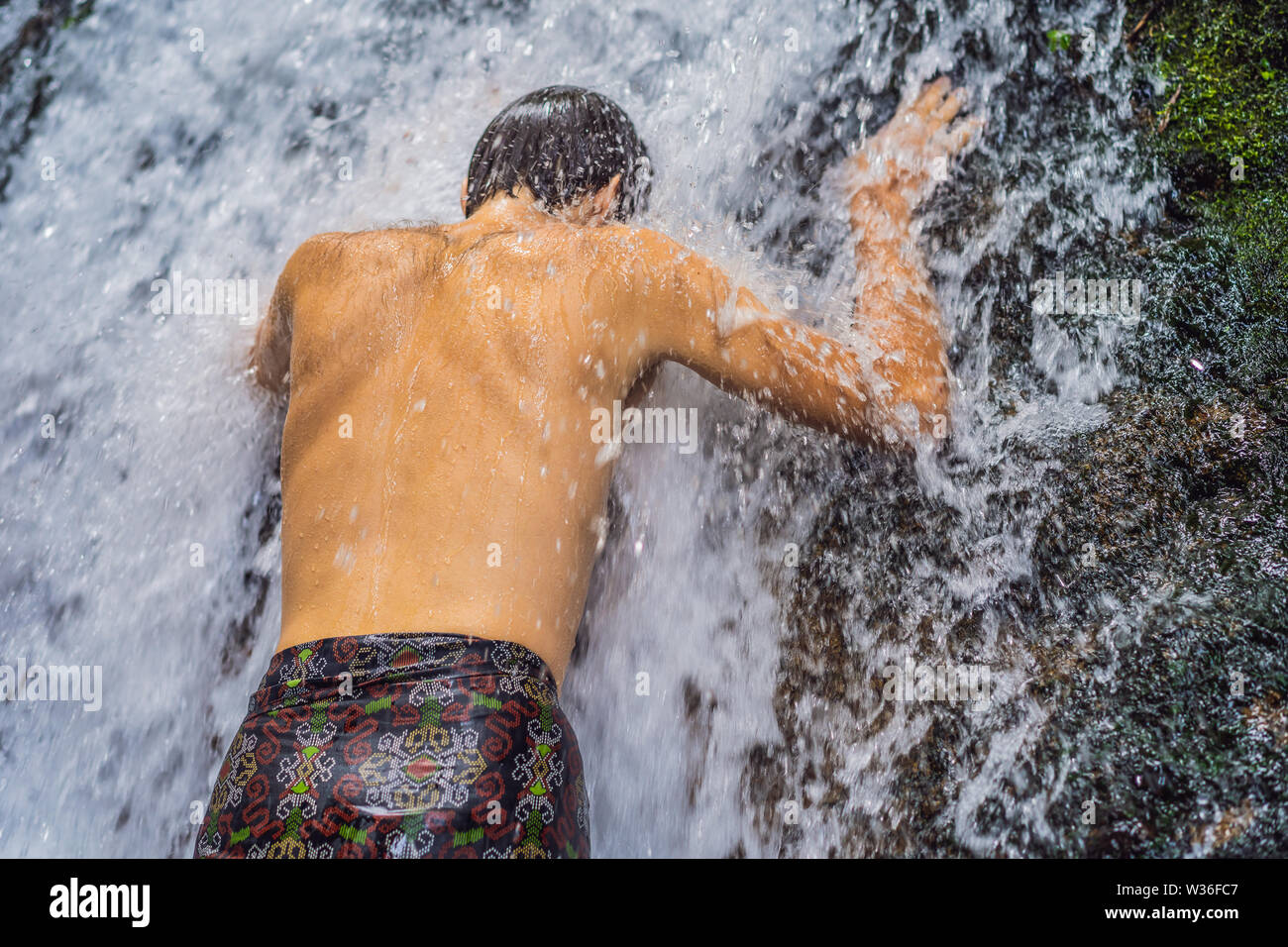 Giovane turista nel Santo Sebatu molle a Bali Foto Stock