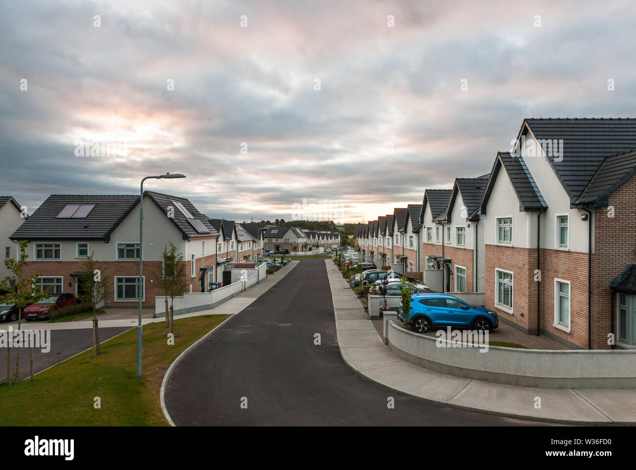 Carrigaline, Cork, Irlanda. 13 Luglio, 2019. Una sezione della prima fase di sviluppo di nuove case che è ora completato e abitato dai nuovi proprietari al Janeville, Carrigaline, Co. Cork, Irlanda. Situato sul lato di sughero di Carrigaline, questi sono parte di 800 unità abitative attualmente in costruzione. Credito: David Creedon/Alamy Live News Foto Stock