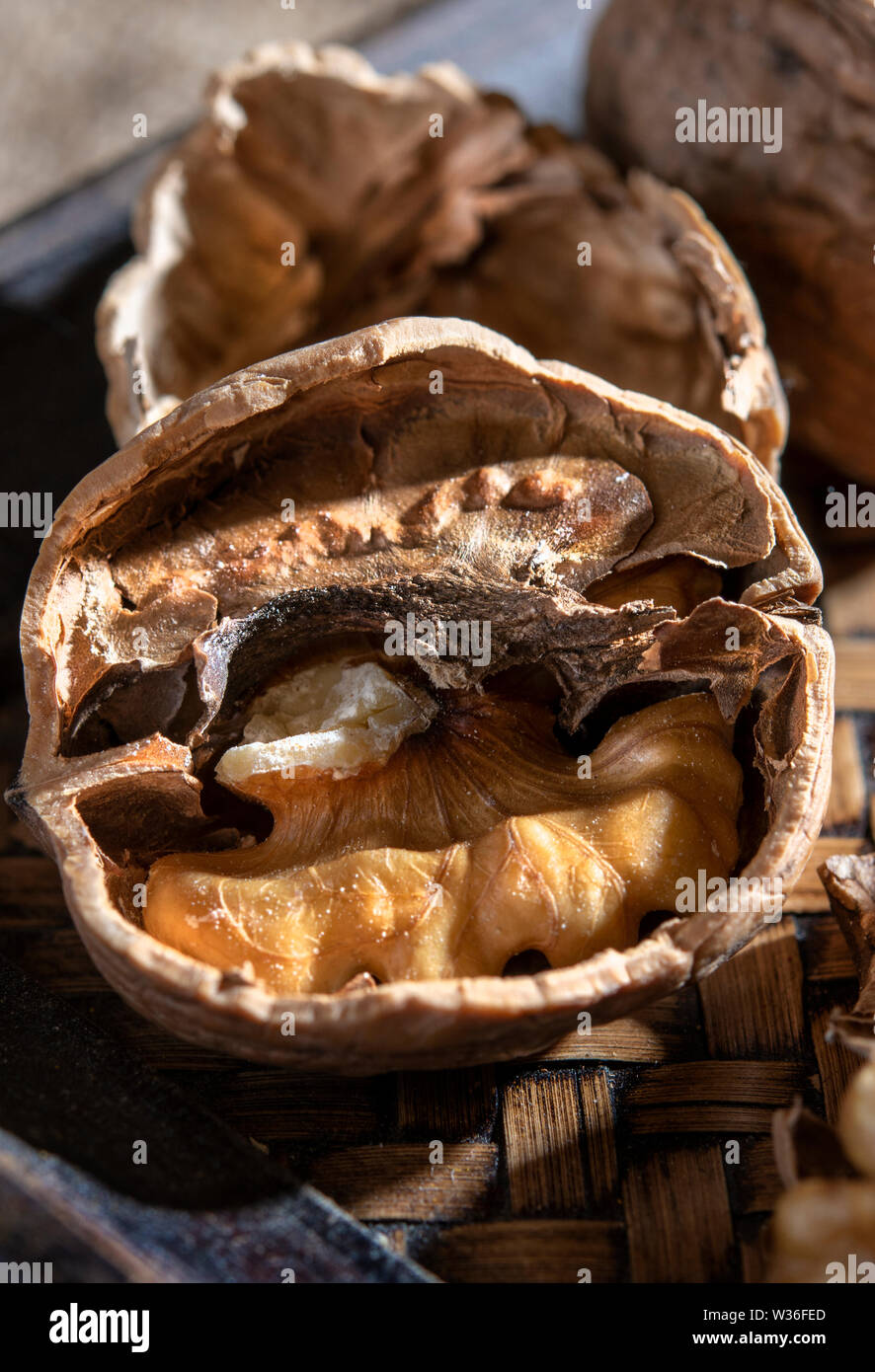 Le noci intere e metà nel rustico vita ancora presentazione per autunno e inverno Foto Stock