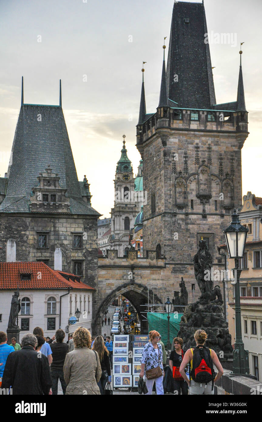 Praga, Repubblica ceca - Maggio 2009: le torri della città vecchia e i turisti Foto Stock