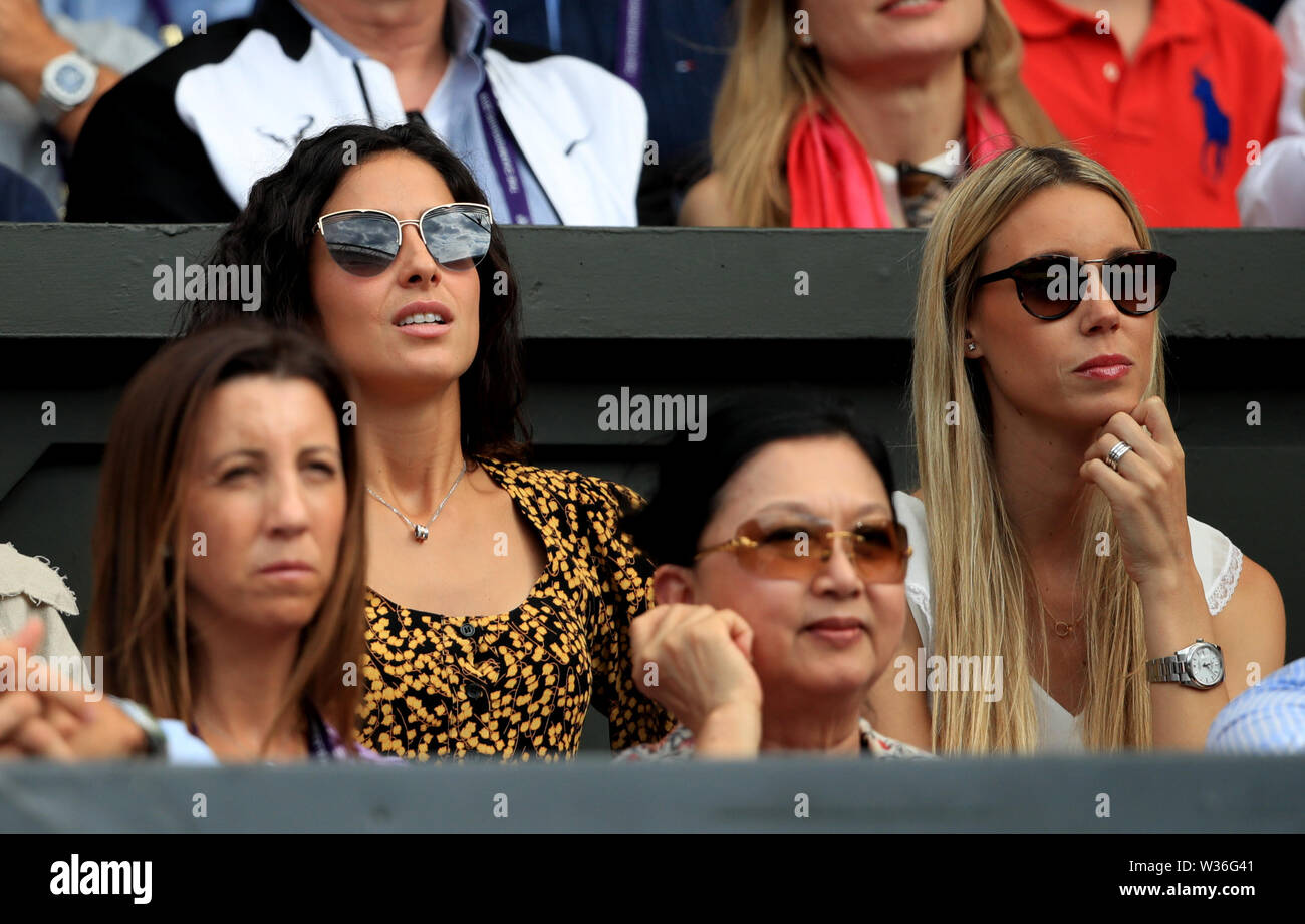Xisca Perello, fidanzata di Rafael Nadal (a sinistra), Maria Isabel Nadal, sorella il giorno 11 del Wimbledon Championships all'All England Lawn tennis and Croquet Club, Wimbledon. Foto Stock