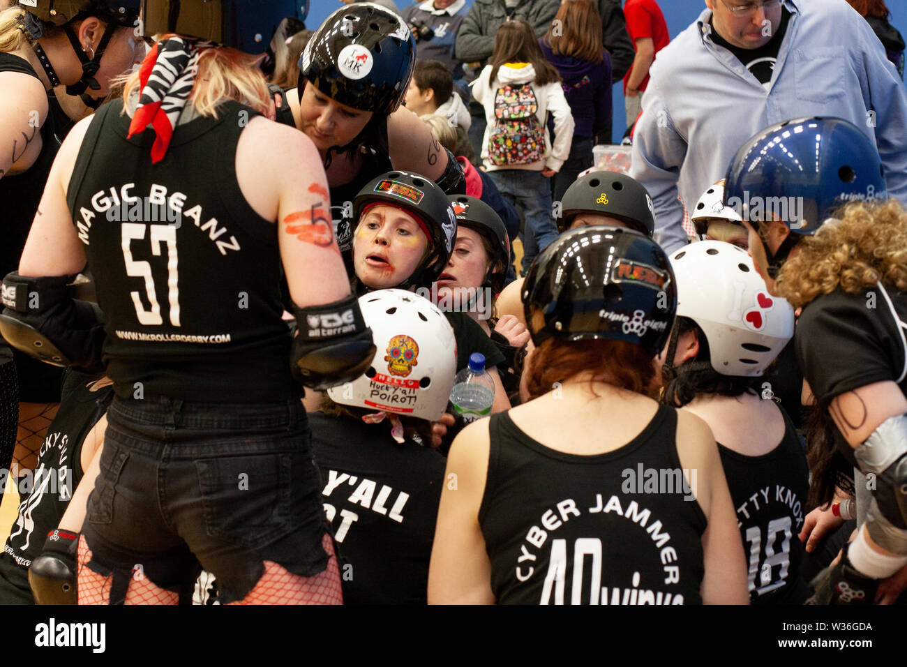 MK vacche di calcestruzzo roller derby team huddle Foto Stock