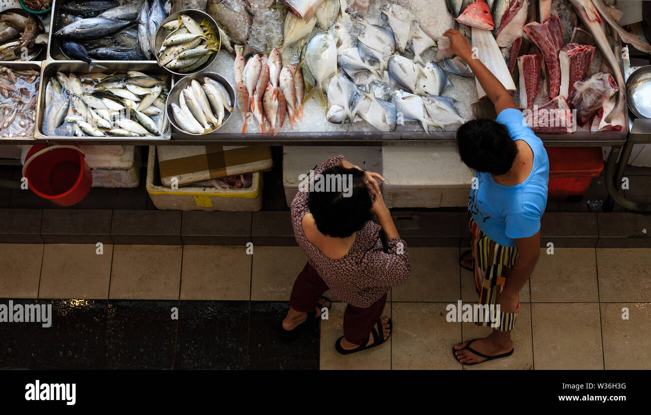 Singapore-DEC 30 2018:la gente visita il negozio di frutti di mare a Singapore little indian area,Centro Tekka Scena di mercato Foto Stock