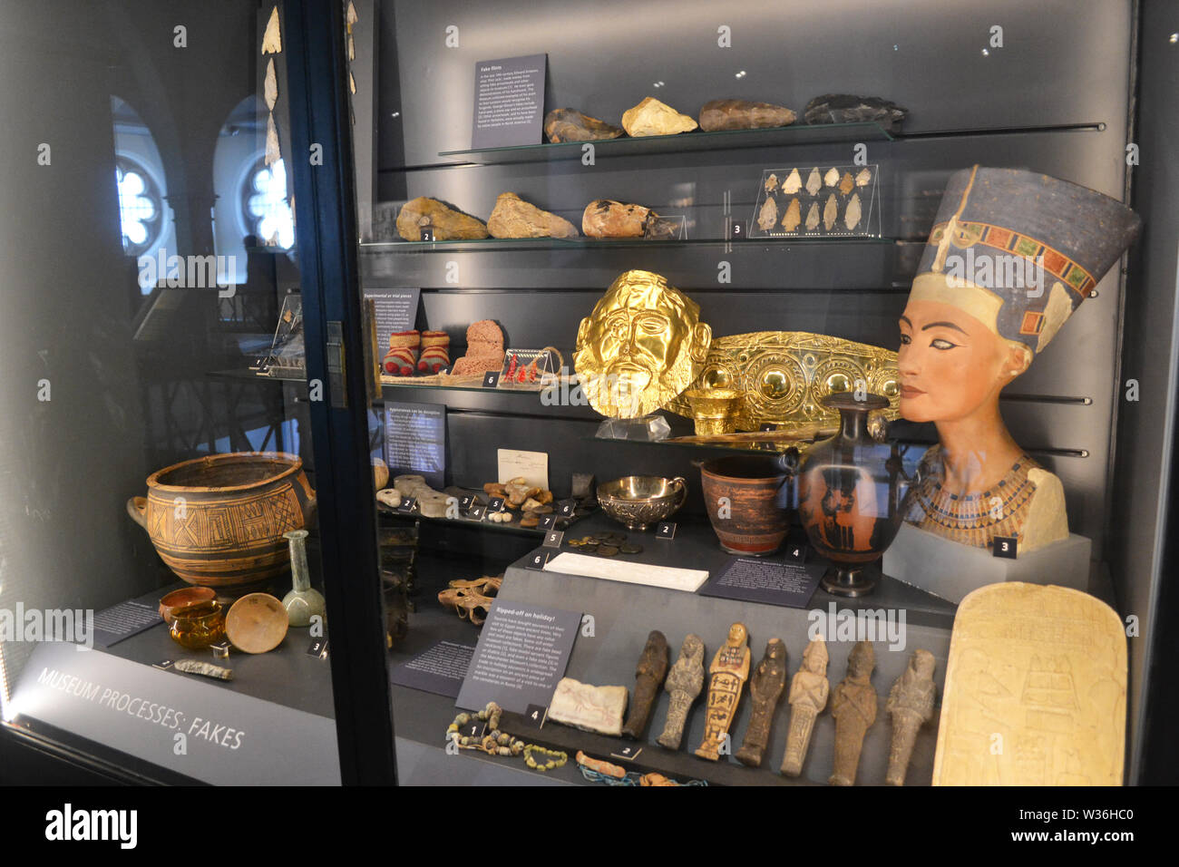 La visualizzazione di falsi artefatti a Manchester Museum, UK. Parte dell'Università di Manchester Foto Stock