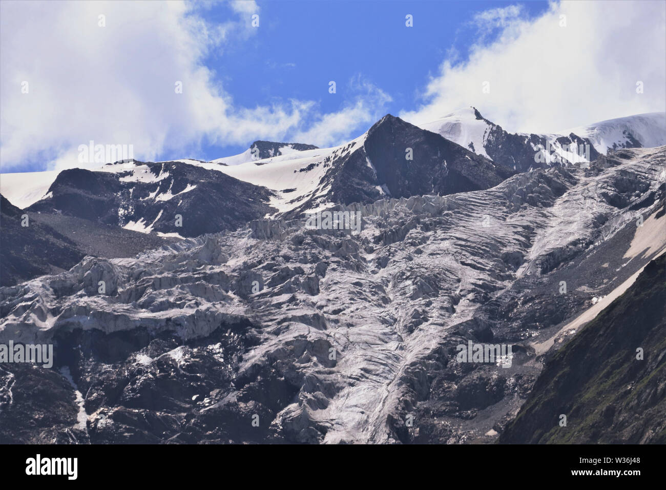 Il snowclad montagne nella gamma di Himalayan Foto Stock