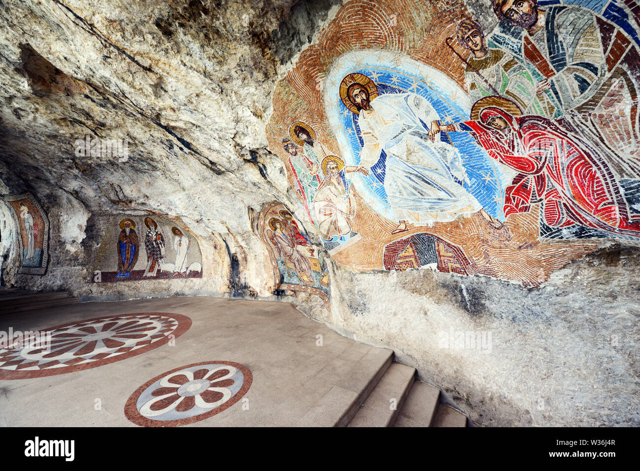 Il monastero di Ostrog, su una scogliera a 900 metri al di sopra della valle di Zeta è la parte più importante di pellegrinaggio cristiano sito in Montenegro. Foto Stock